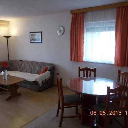 Bernard - Parking Appartement